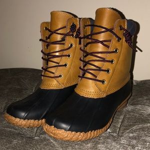 Tommy Hilfiger tan duck boots